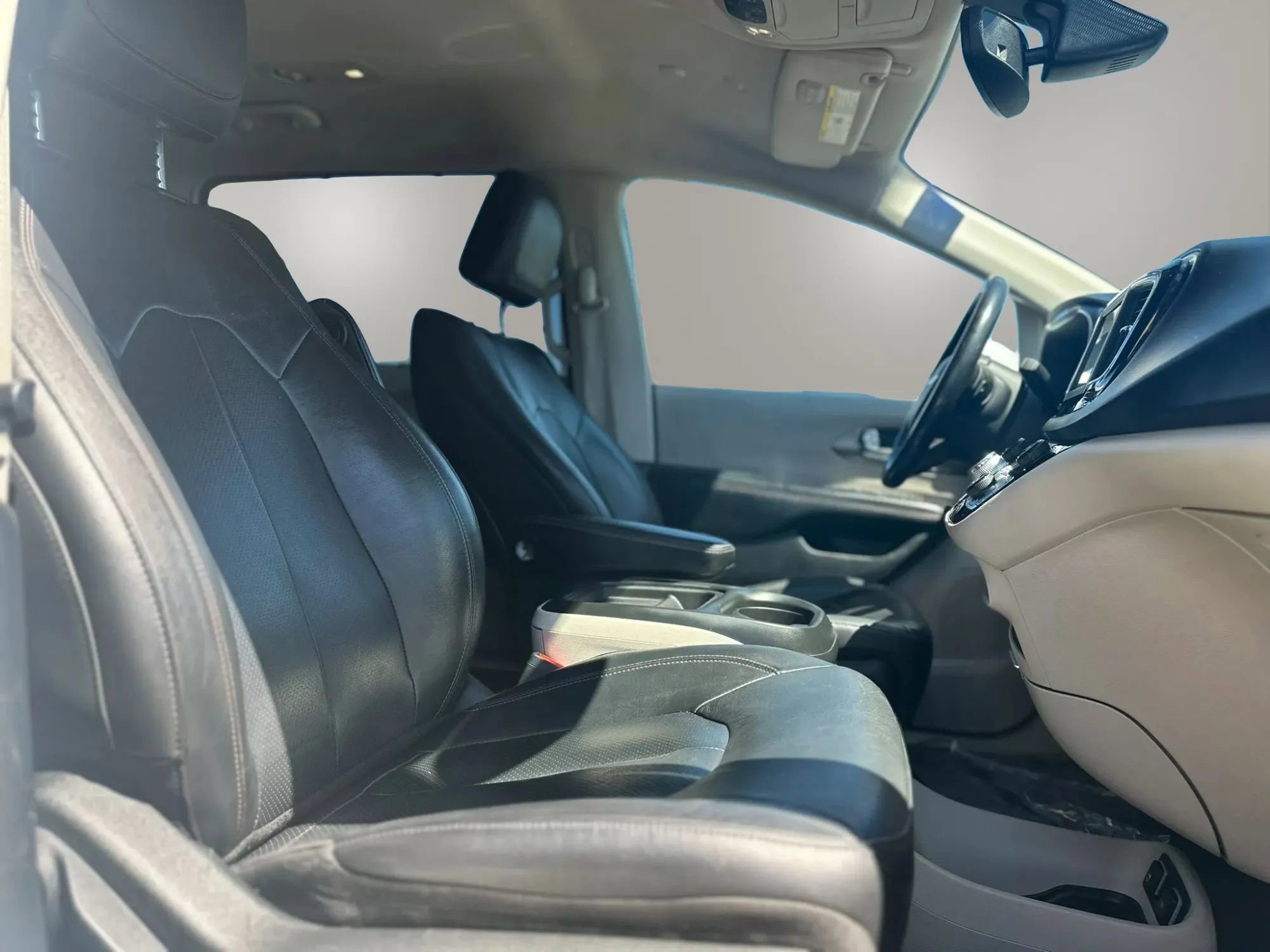 Used 2020 Chrysler Pacifica Touring-L FWD image 10