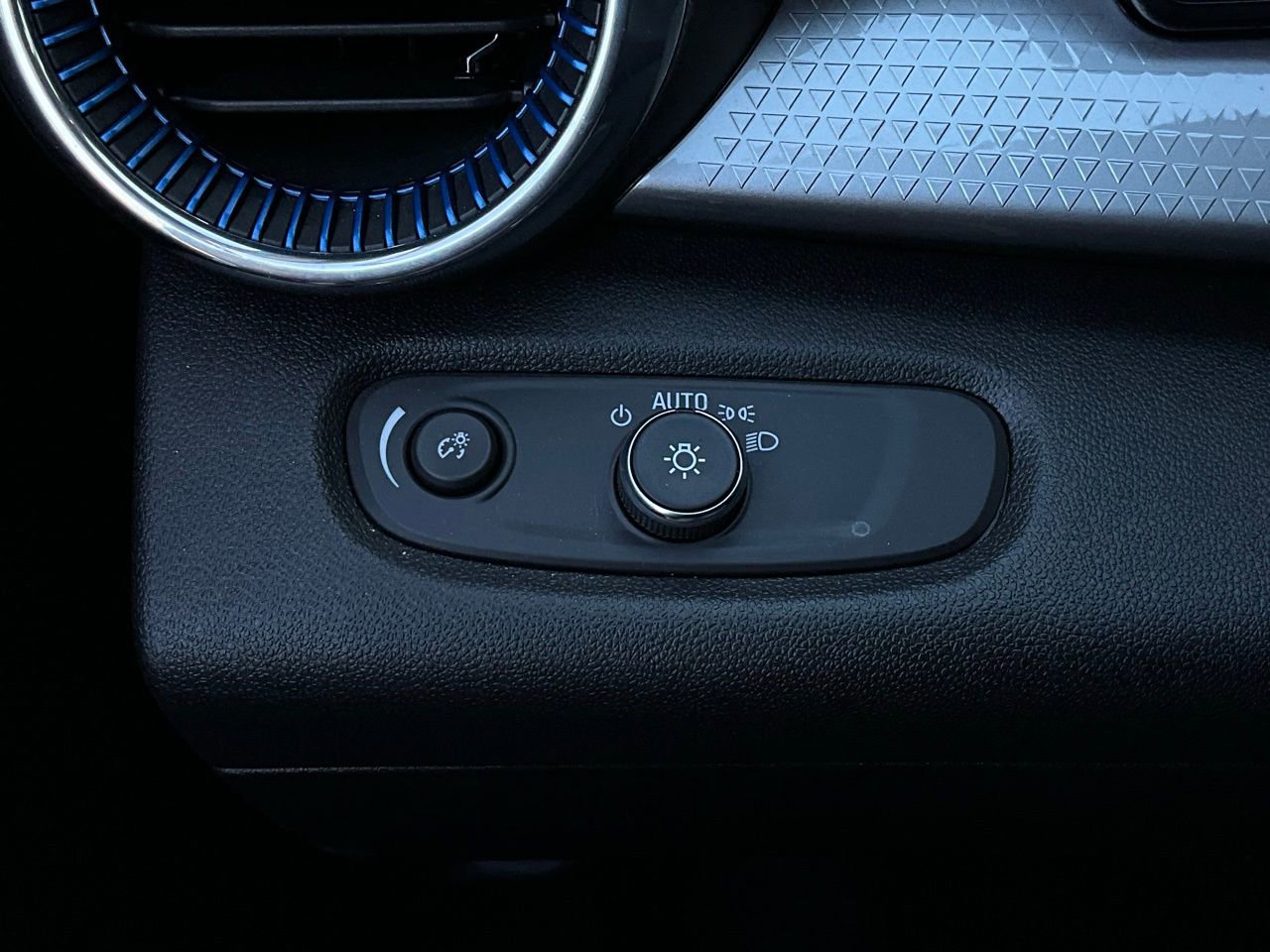 Used 2025 Chevrolet Trax LT image 20