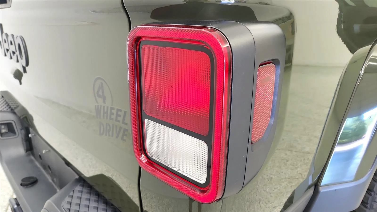 Used 2022 Jeep Gladiator Sport AWD/4WD image 16
