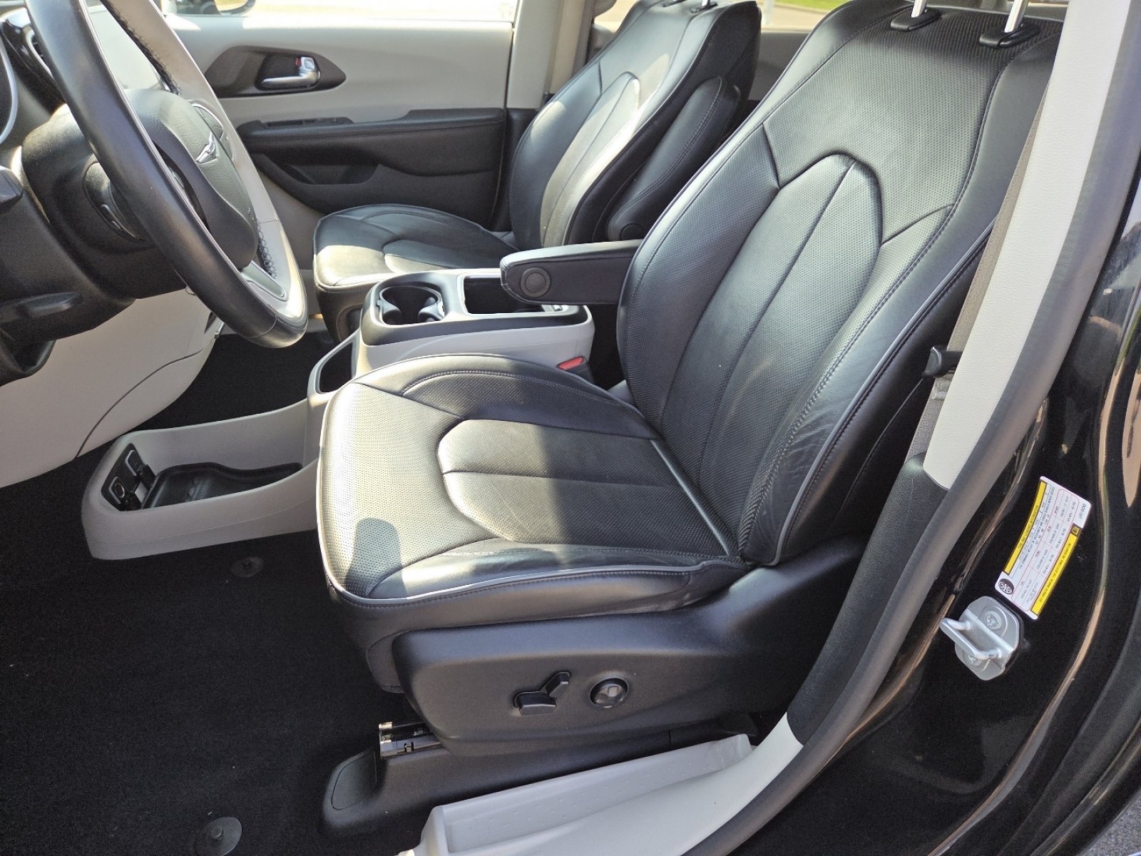 Used 2020 Chrysler Pacifica Limited FWD image 26