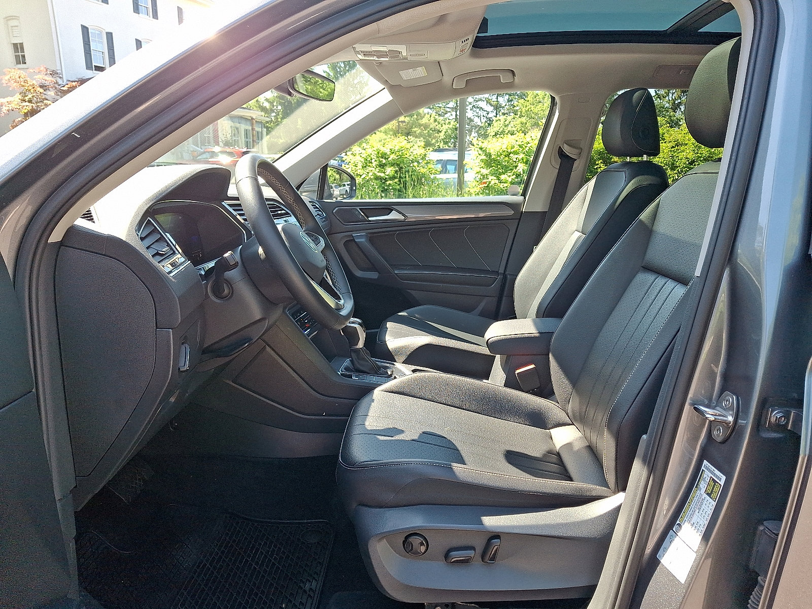 Used 2022 Volkswagen Tiguan SE AWD/4WD image 13
