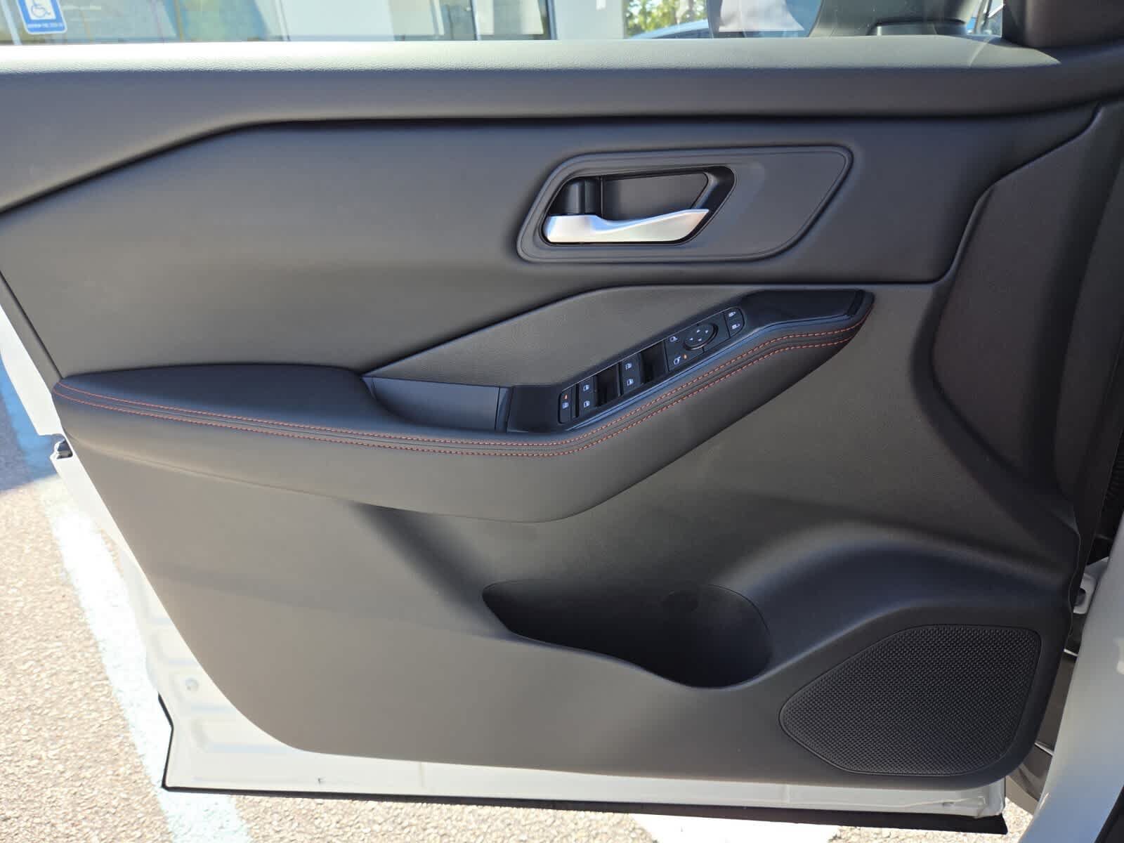 Used 2025 Nissan Rogue SV AWD/4WD image 16