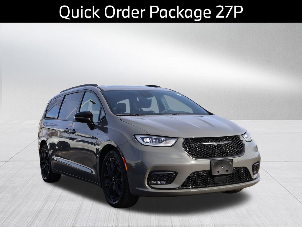 Used 2025 Chrysler Pacifica Limited image 4