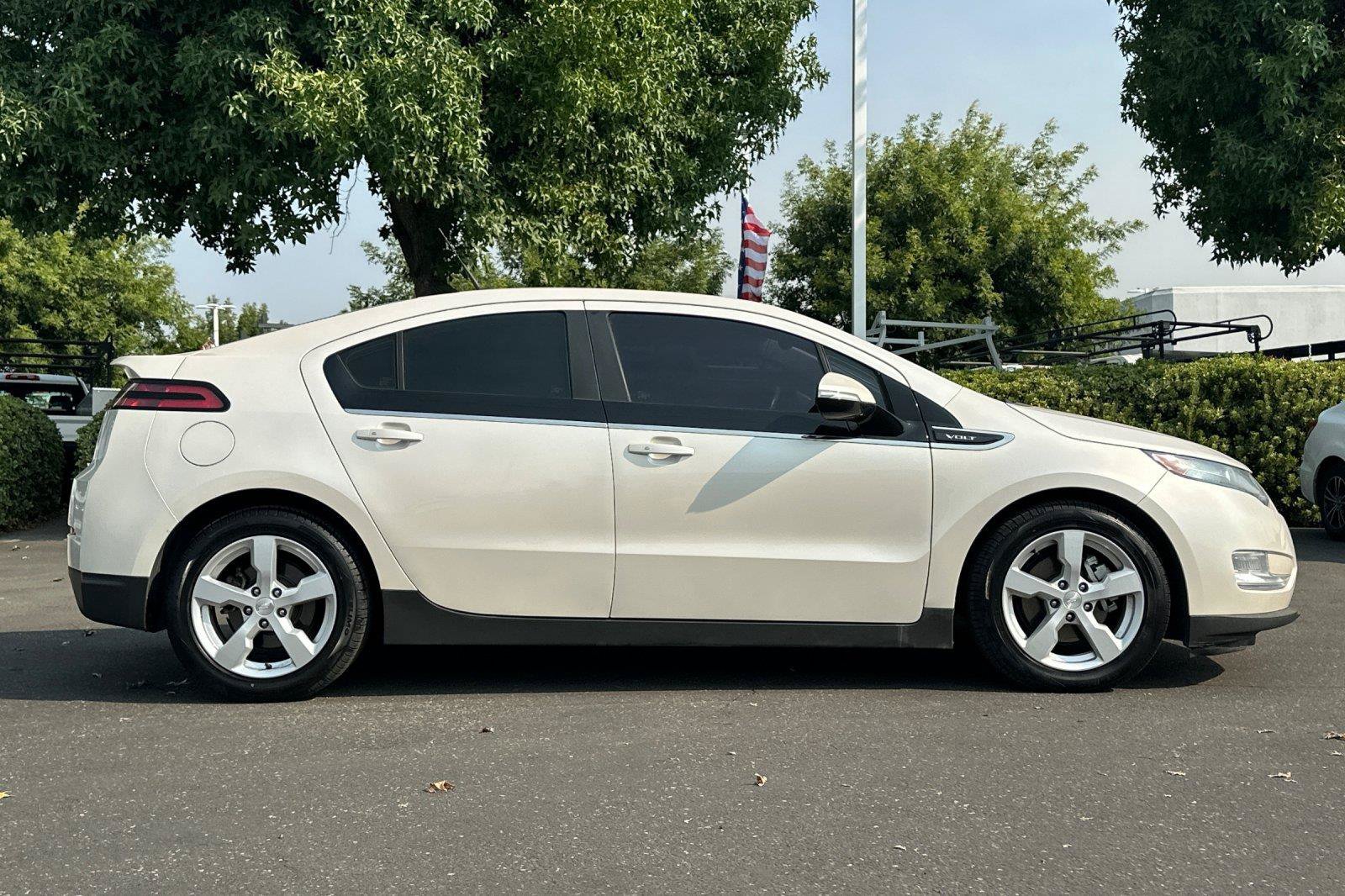 Used 2013 Chevrolet Volt Premium w/ Premium Trim Package FWD image 3