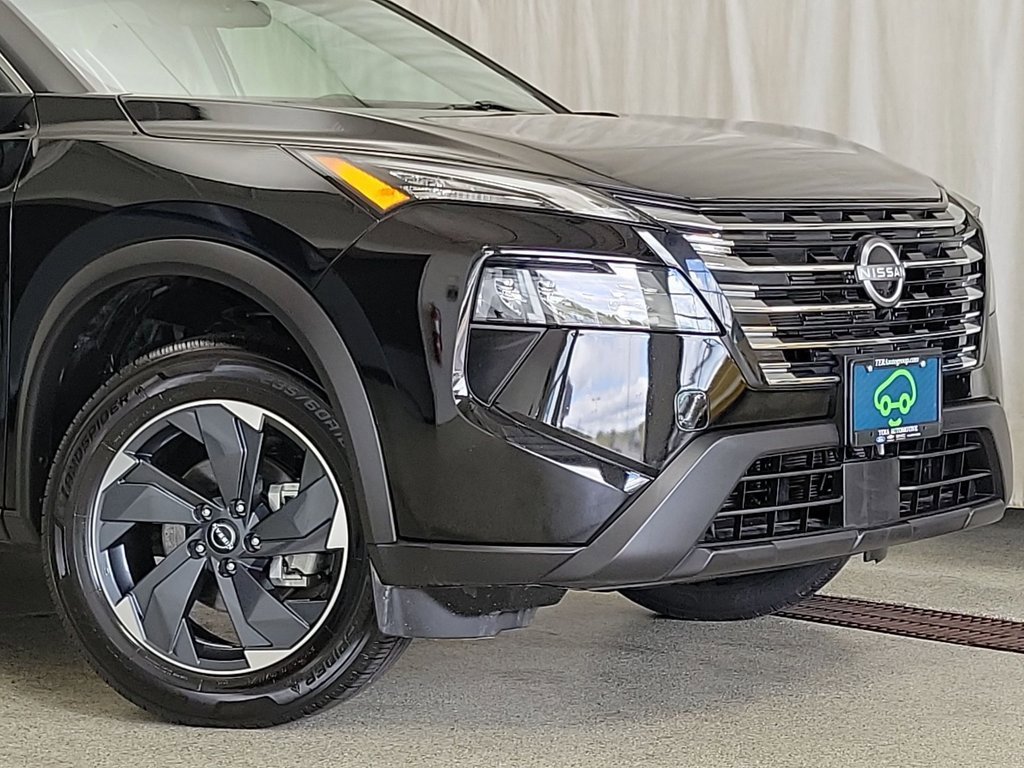 Used 2024 Nissan Rogue SV image 2