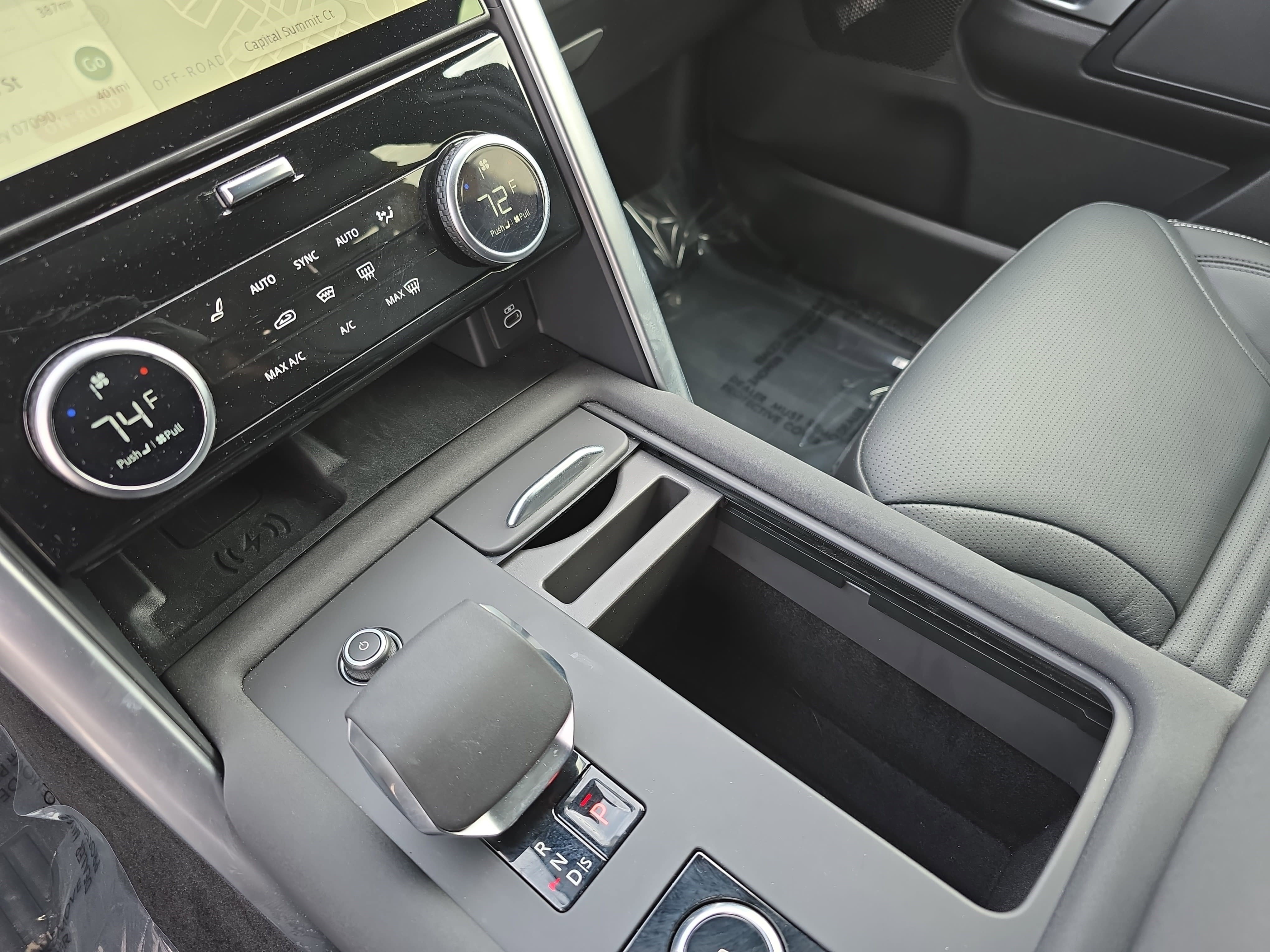 Used 2025 Land Rover Discovery S image 27