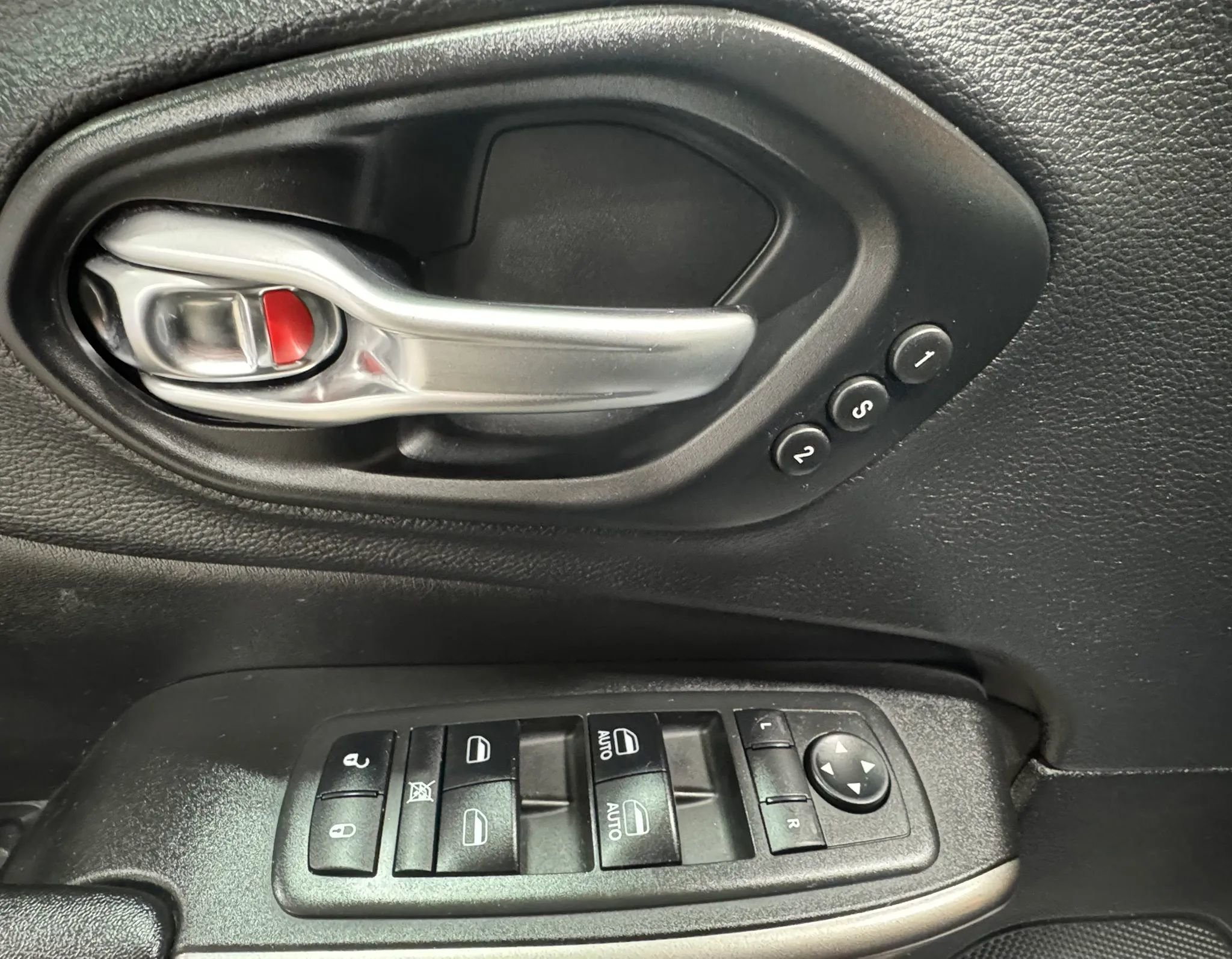 Used 2019 Jeep Cherokee Limited image 12