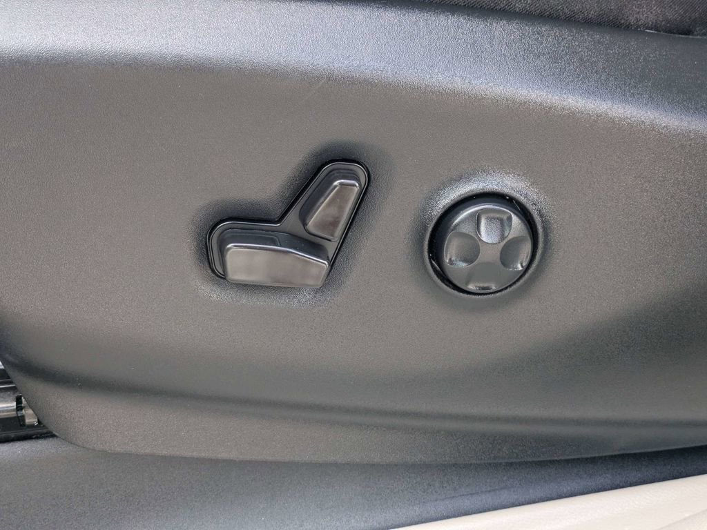 Used 2024 Chrysler Pacifica Touring-L FWD image 21