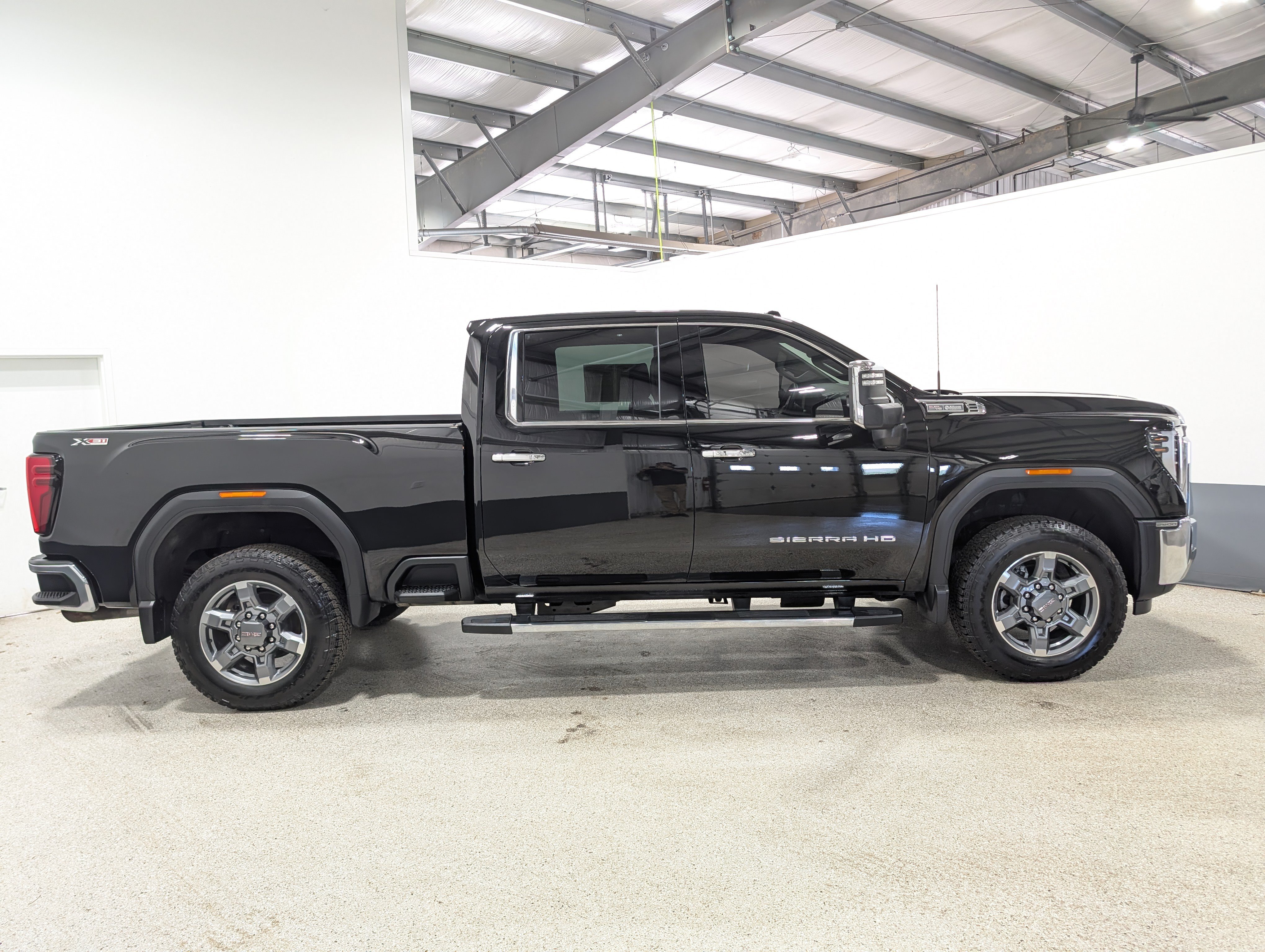 Used 2025 GMC Sierra 2500 SLT AWD/4WD image 2
