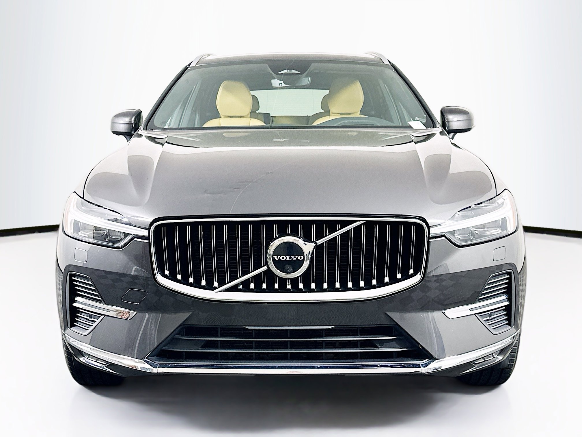 Used 2023 Volvo XC60 B5 Ultimate w/ Climate Package image 2