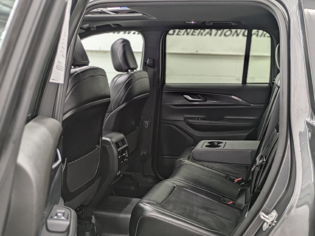 Used 2023 Jeep Grand Cherokee Altitude AWD/4WD image 15
