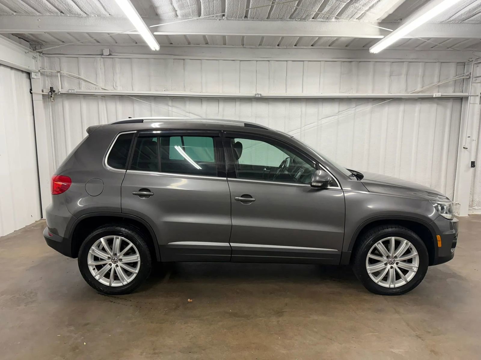 Used 2012 Volkswagen Tiguan SEL FWD image 2