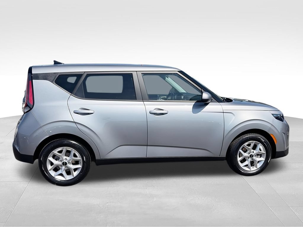 Used 2025 Kia Soul LX w/ LX Technology Package FWD image 9