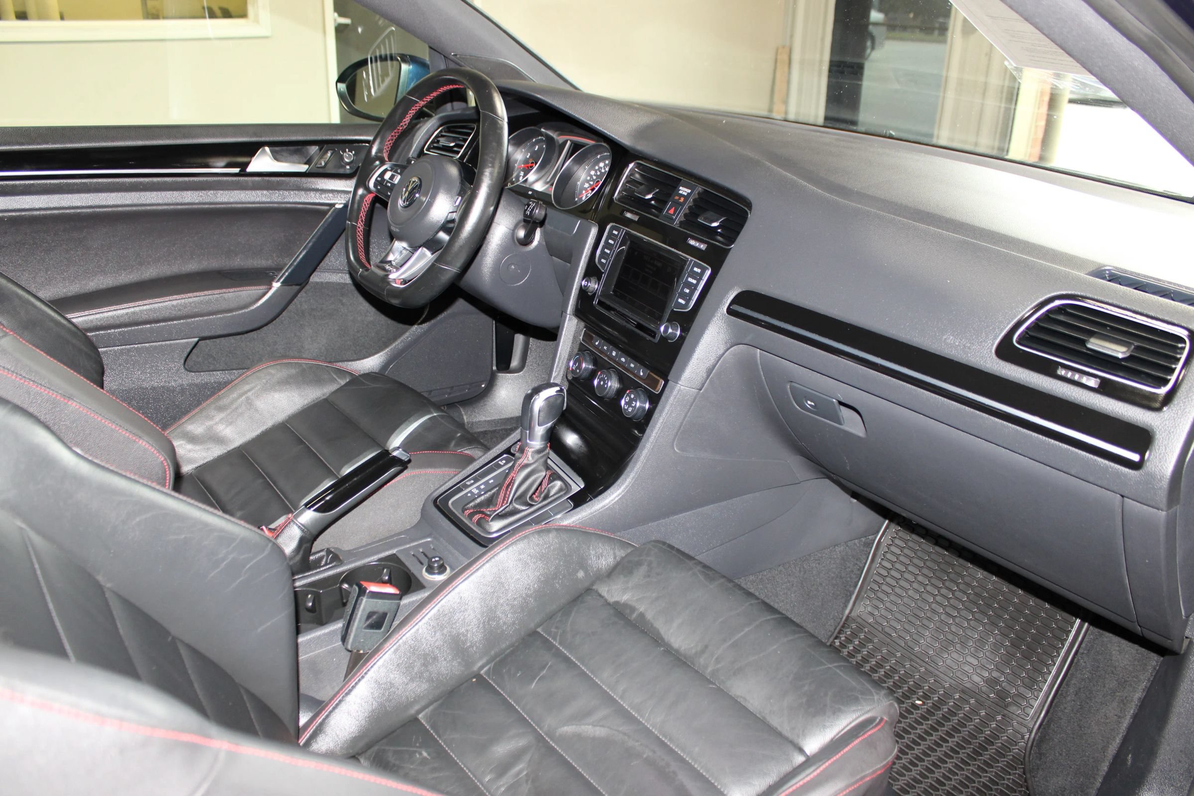 Used 2015 Volkswagen GTI SE FWD image 26