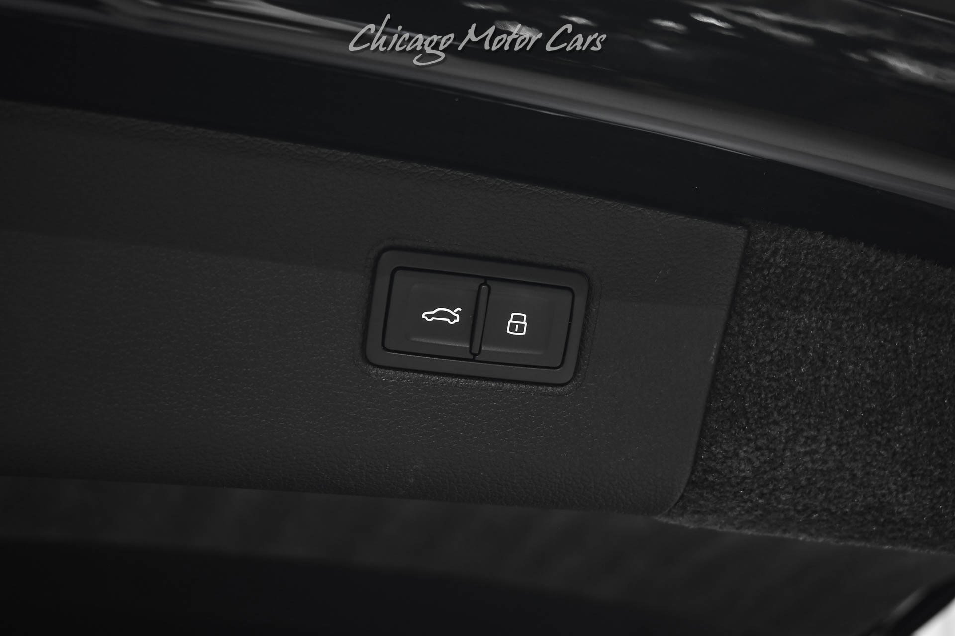 Used 2023 Bentley Bentayga Plug-In Hybrid image 57