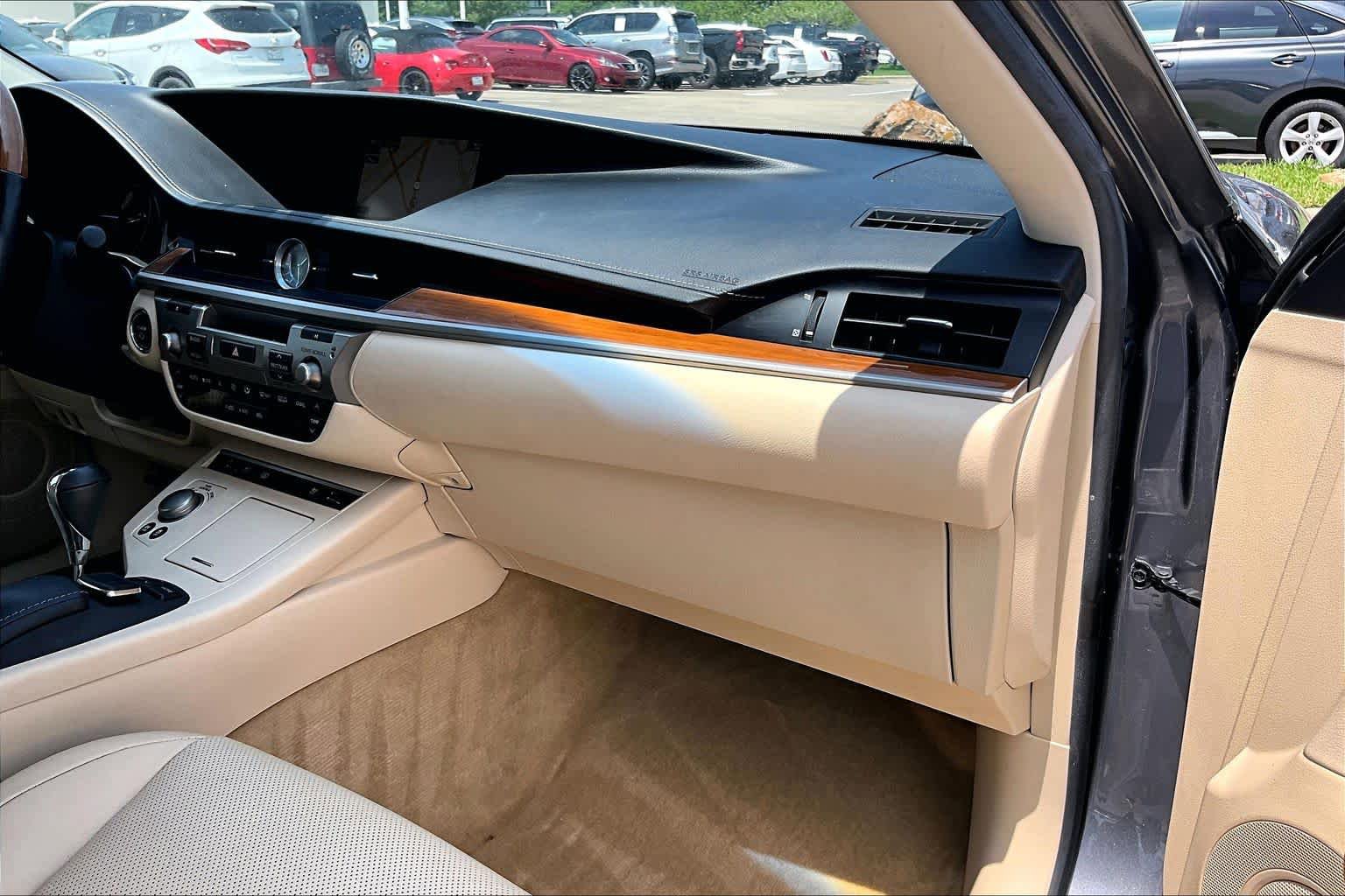 Used 2015 Lexus ES 300h w/ Navigation System Package FWD image 16