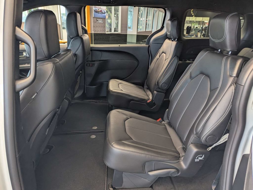 New 2027 Chrysler Pacifica Select w/ Family Tech Group FWD image 12