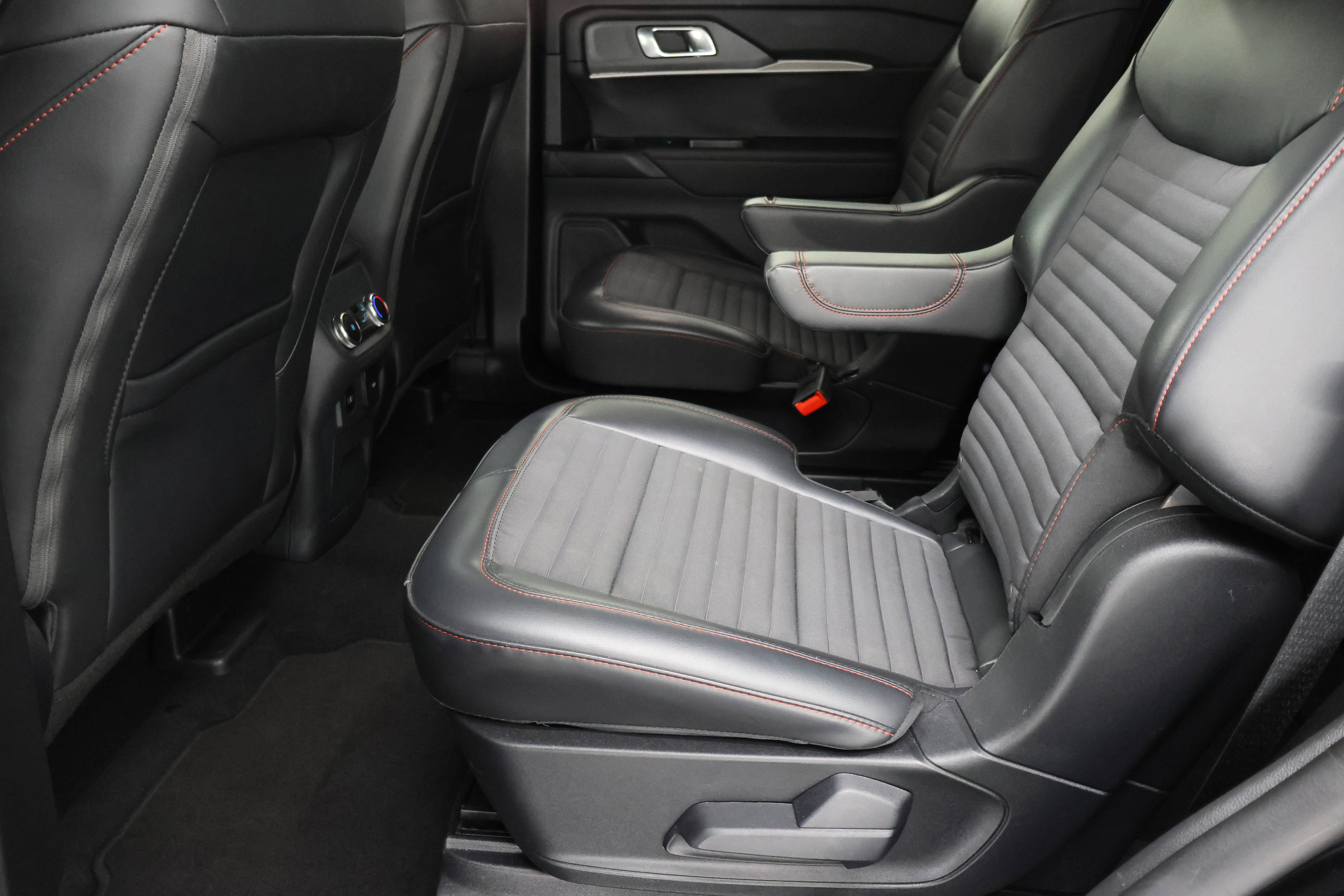 Used 2025 Ford Explorer ST-Line image 38