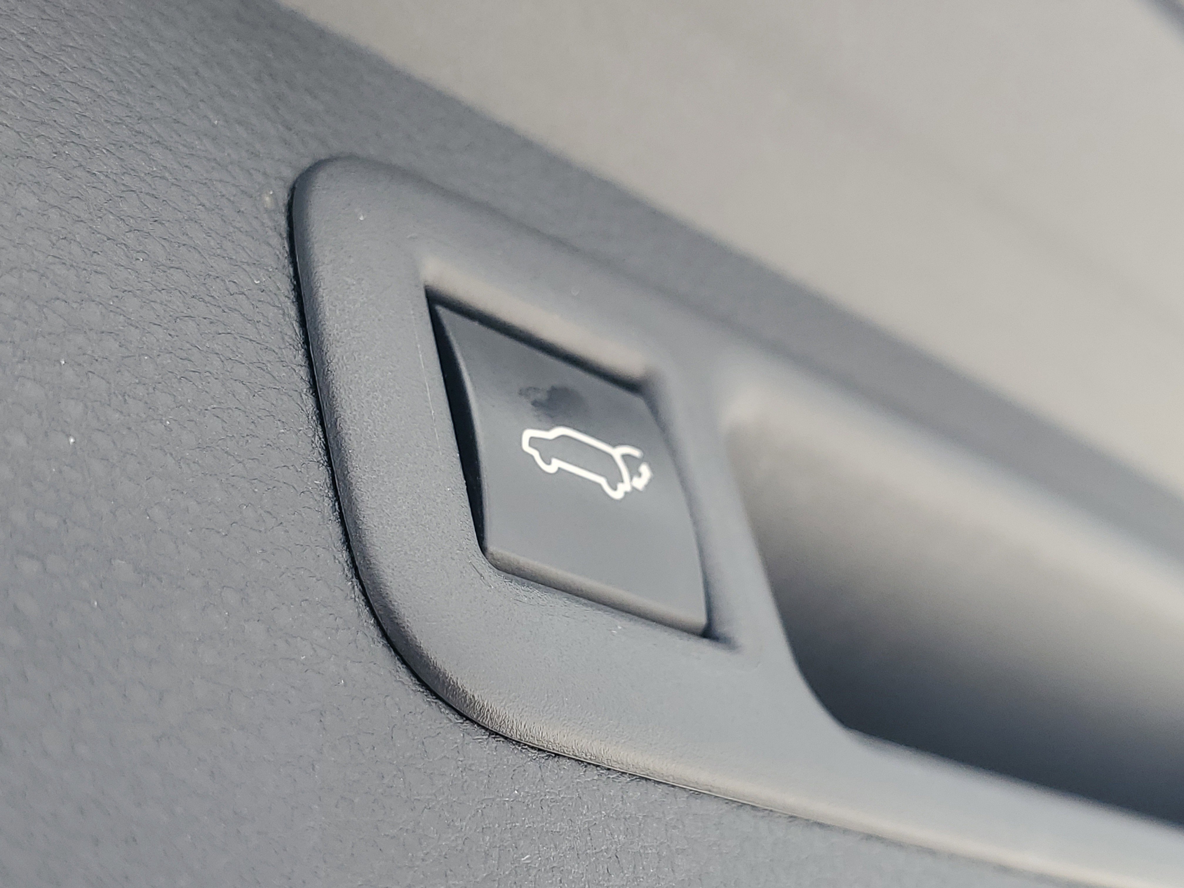 Certified 2024 Toyota Highlander LE FWD image 10