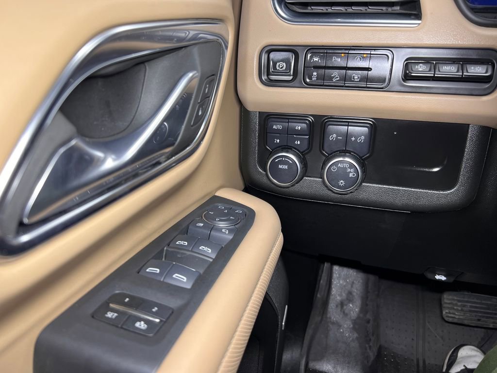 Used 2024 Chevrolet Suburban Premier w/ Premium Package 2 AWD/4WD image 15