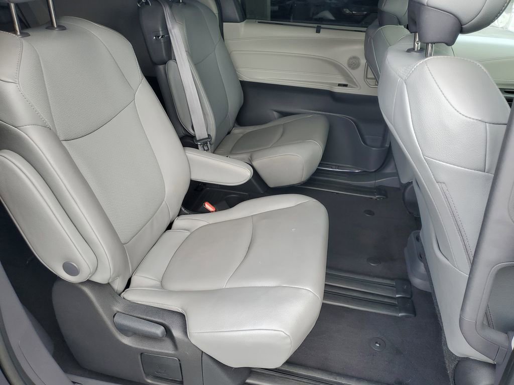 Used 2022 Toyota Sienna XLE image 32