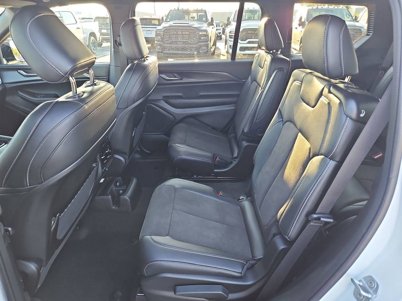 New 2025 Jeep Grand Cherokee L Laredo image 14