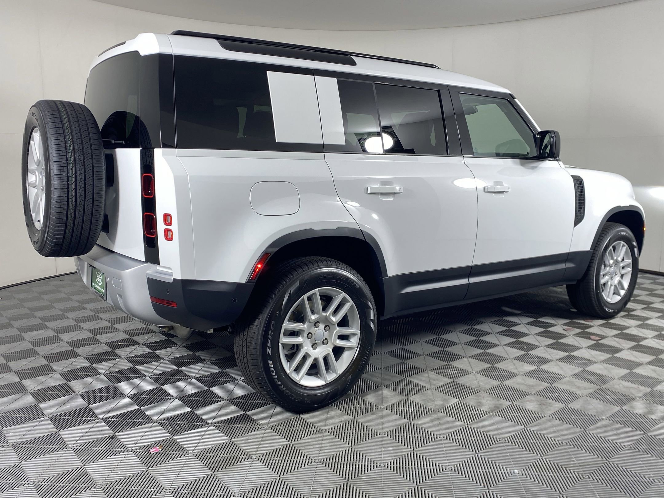 Used 2025 Land Rover Defender 110 S image 7