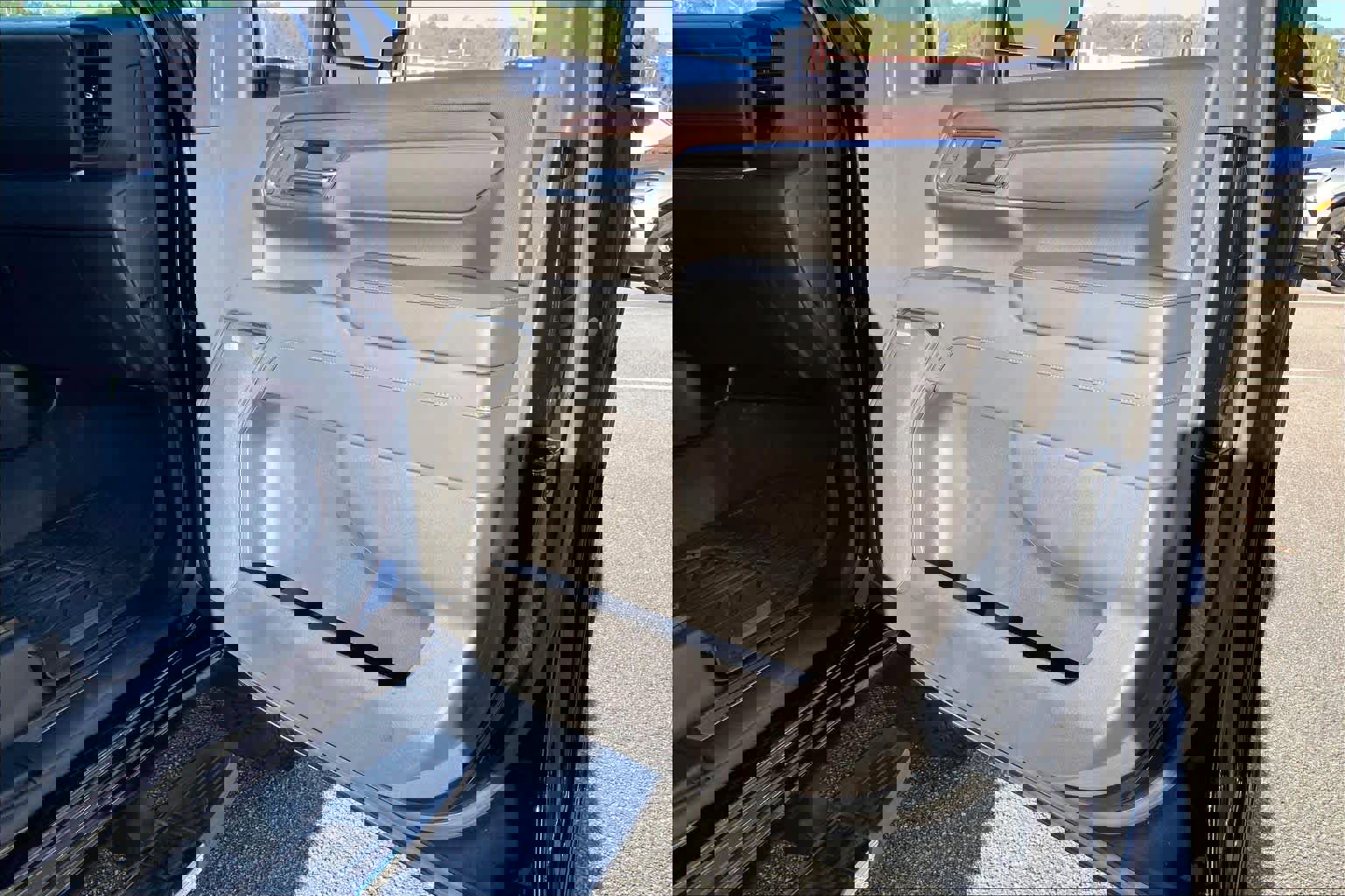 Used 2024 GMC Sierra 2500 SLT w/ SLT Premium Package image 23