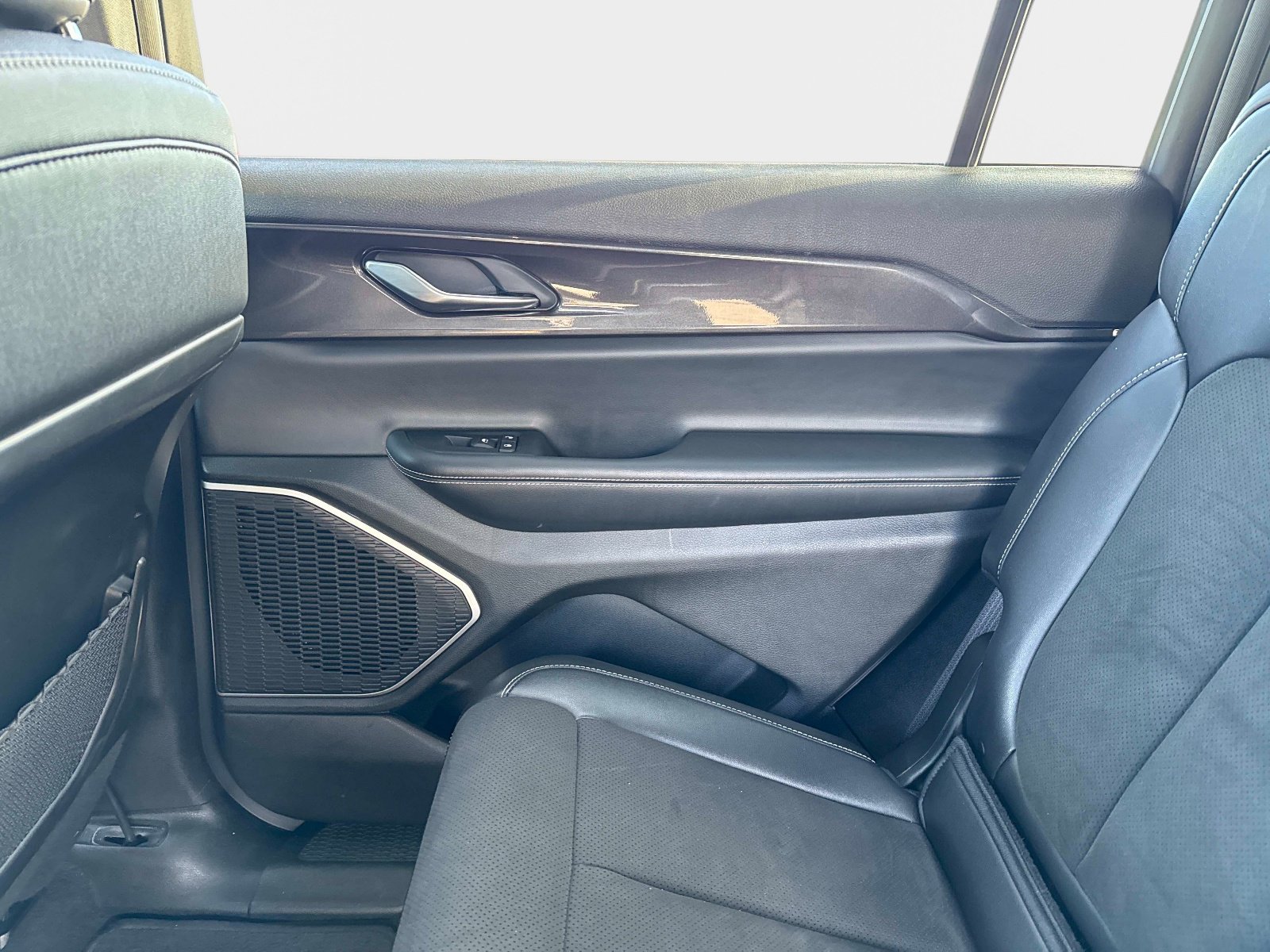 Used 2022 Jeep Grand Cherokee L Laredo image 16