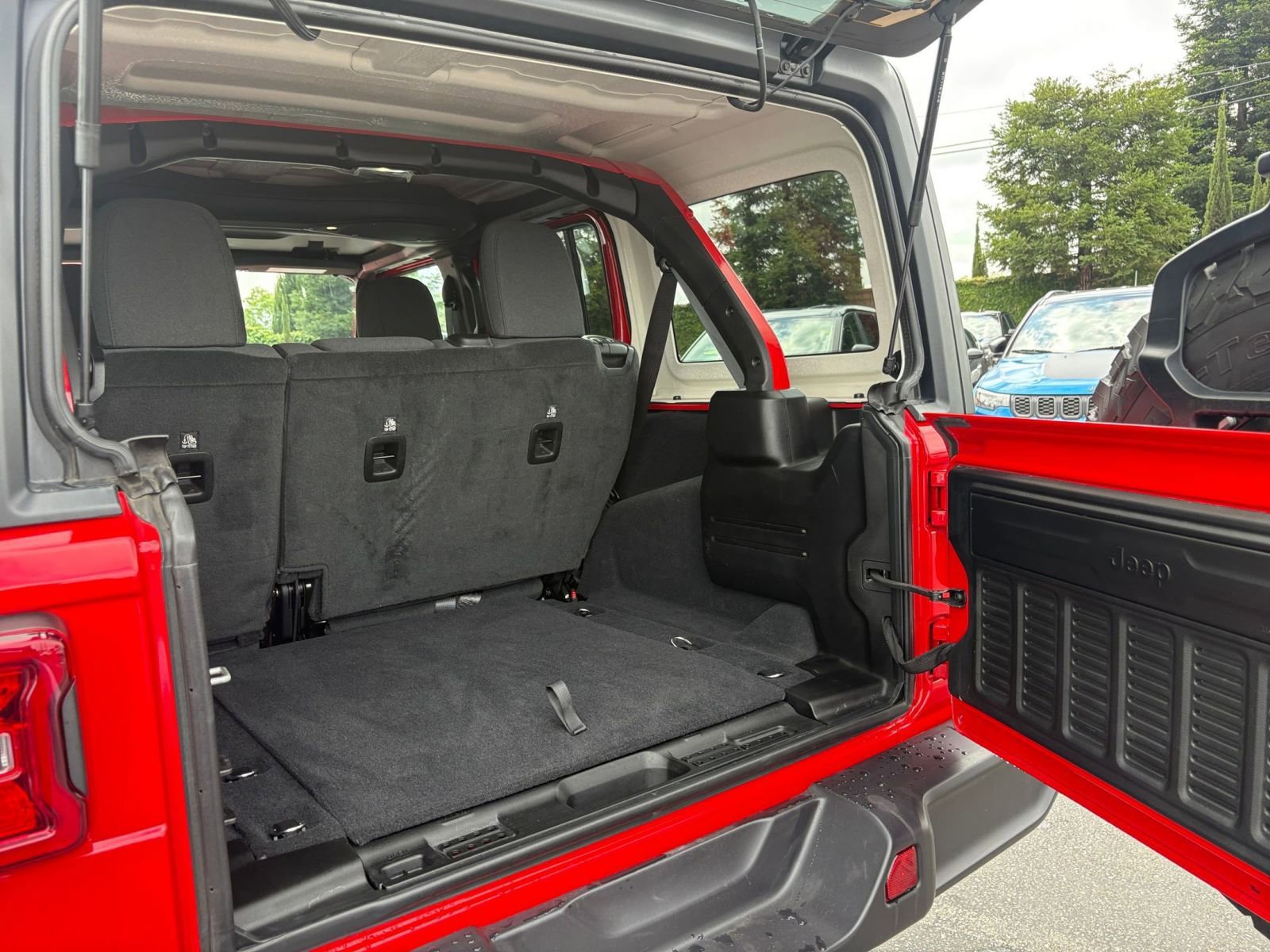 Used 2025 Jeep Wrangler Unlimited Rubicon AWD/4WD image 30