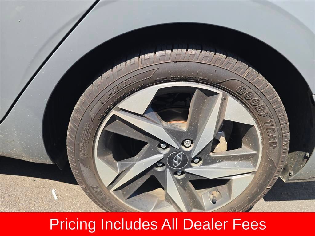 Used 2022 Hyundai Elantra Limited FWD image 3