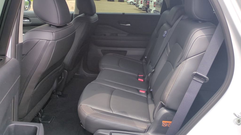 Used 2025 Nissan Pathfinder SL FWD image 14