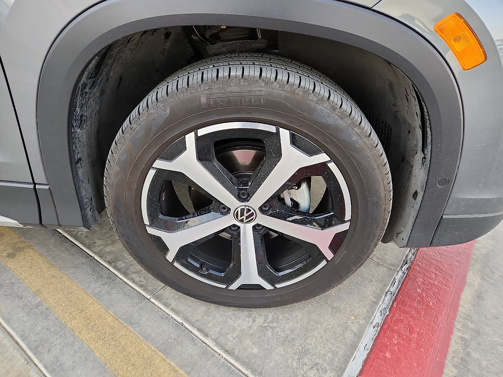 Certified 2025 Volkswagen Tiguan SE image 9