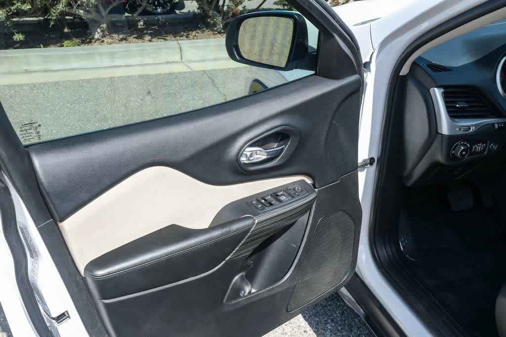 Used 2016 Jeep Cherokee Latitude w/ Comfort/Convenience Group FWD image 24