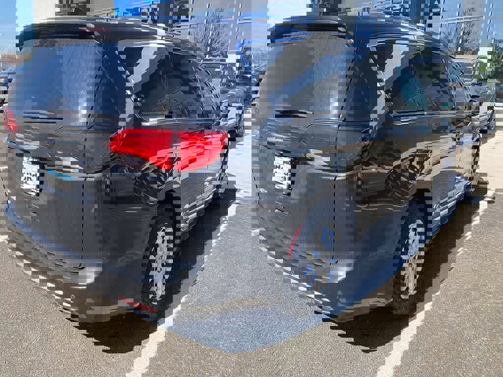 Used 2020 Chrysler Pacifica Touring-L FWD image 7