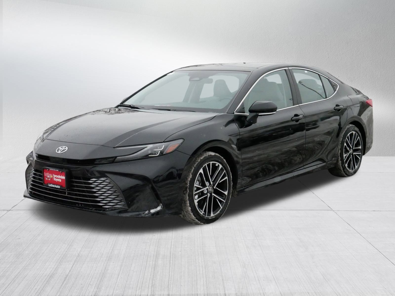 Used 2025 Toyota Camry XLE image 3