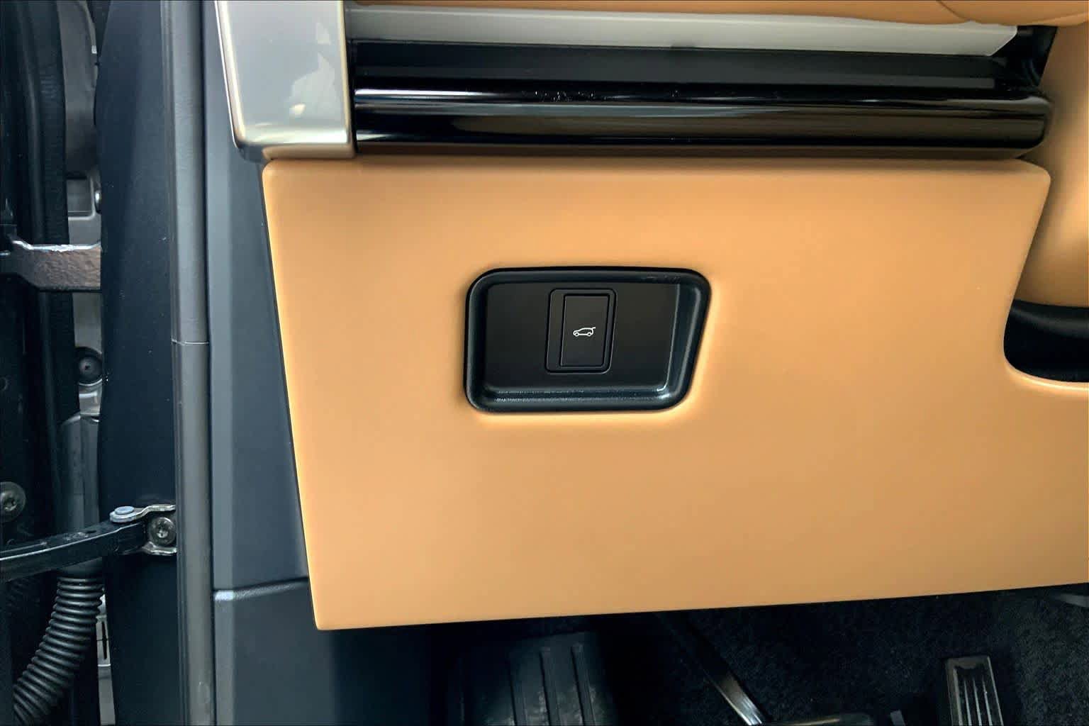 New 2025 Land Rover Range Rover Long Wheelbase SE image 16