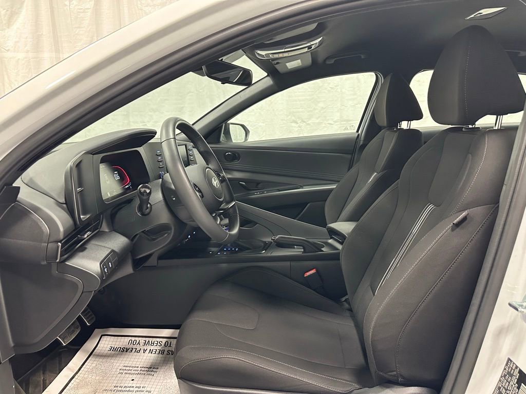 Used 2025 Hyundai Elantra Sport image 13