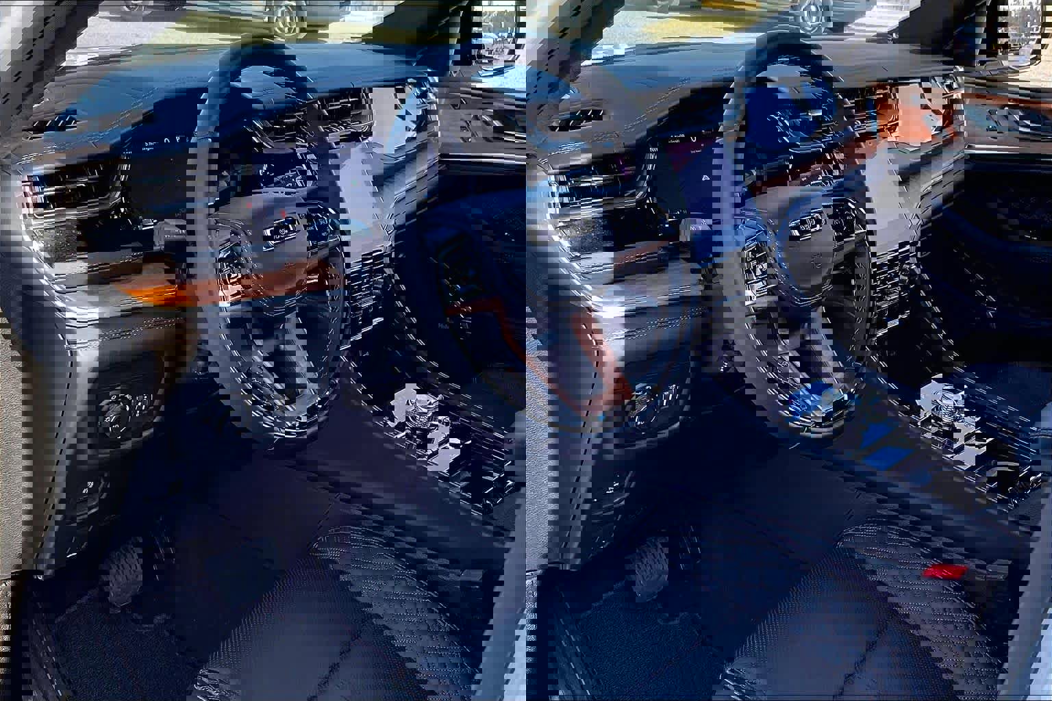 Used 2025 Jeep Grand Cherokee Summit w/ Obsidian Package image 17