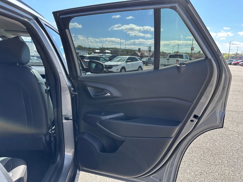 Used 2025 Chevrolet Trax LT FWD image 15