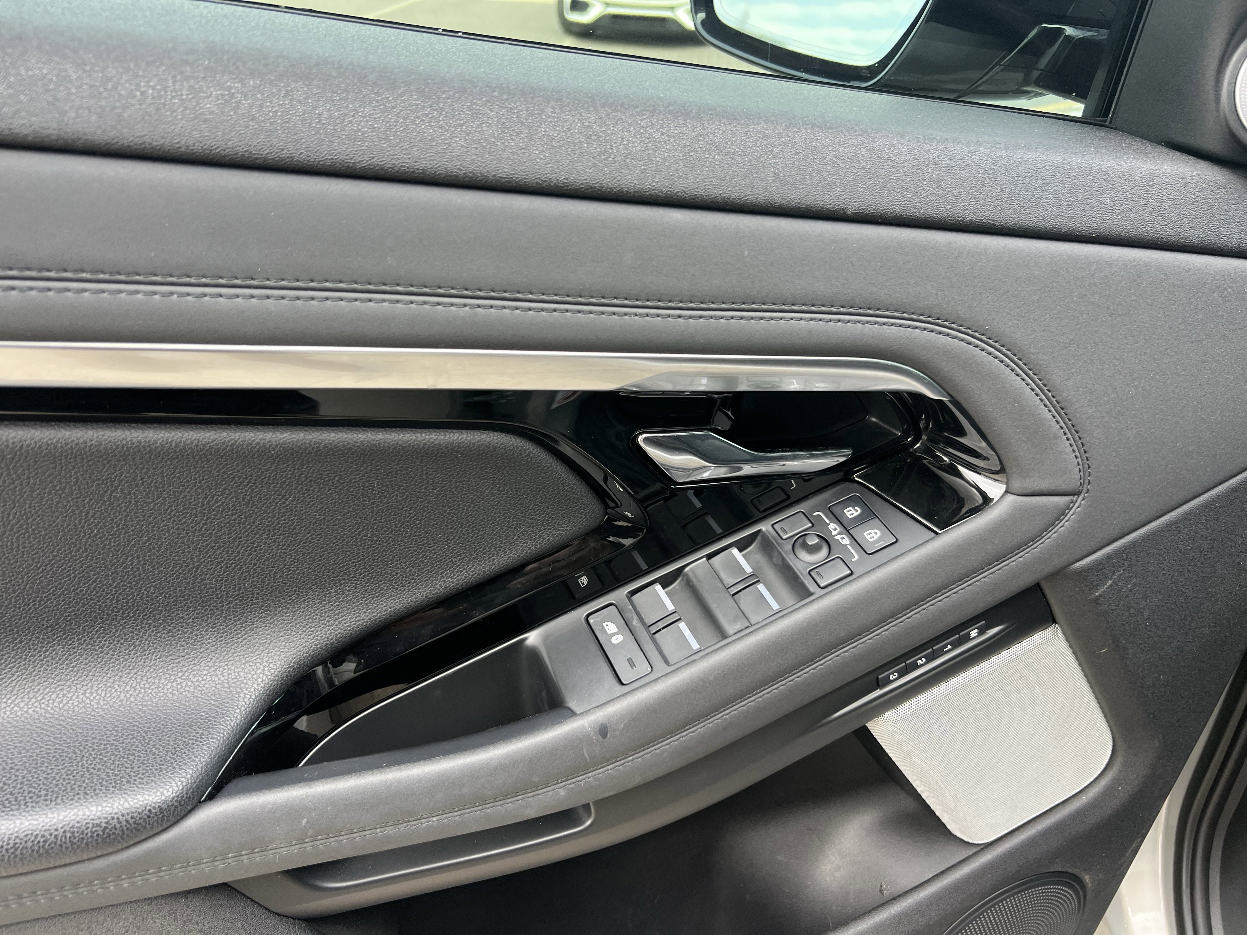 Certified 2023 Land Rover Range Rover Evoque SE image 16