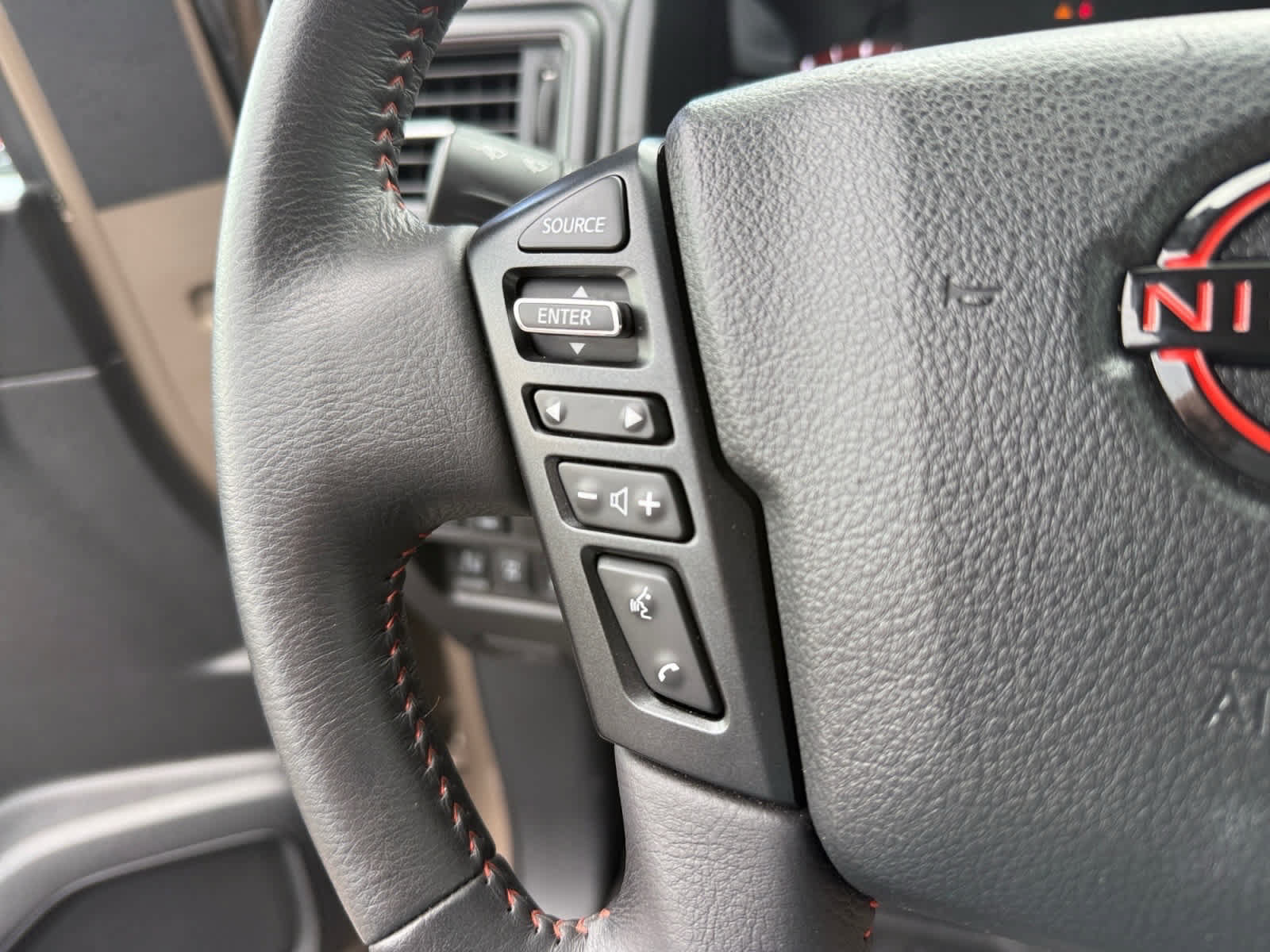 Used 2024 Nissan Titan PRO-4X w/ Pro-4x Convenience Package AWD/4WD image 25