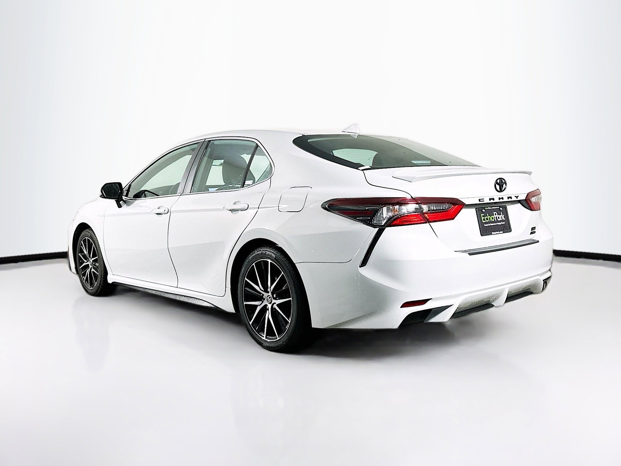 Used 2023 Toyota Camry SE image 5