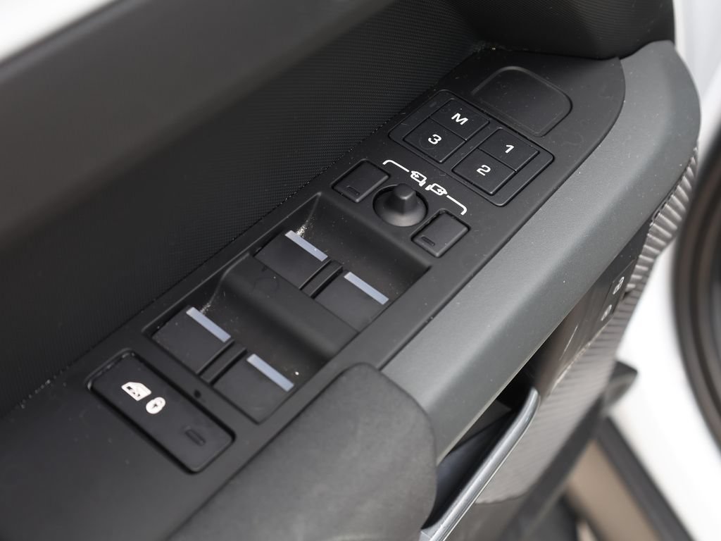 Used 2023 Land Rover Defender 110 X-Dynamic SE AWD/4WD image 12