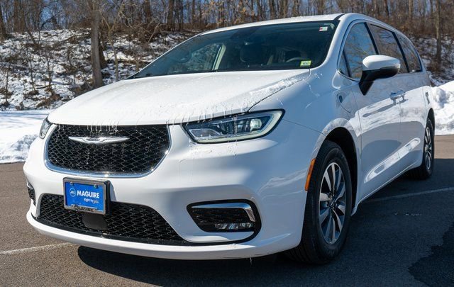 Used 2023 Chrysler Pacifica Touring-L w/ Uconnect Theater Family Group image 2