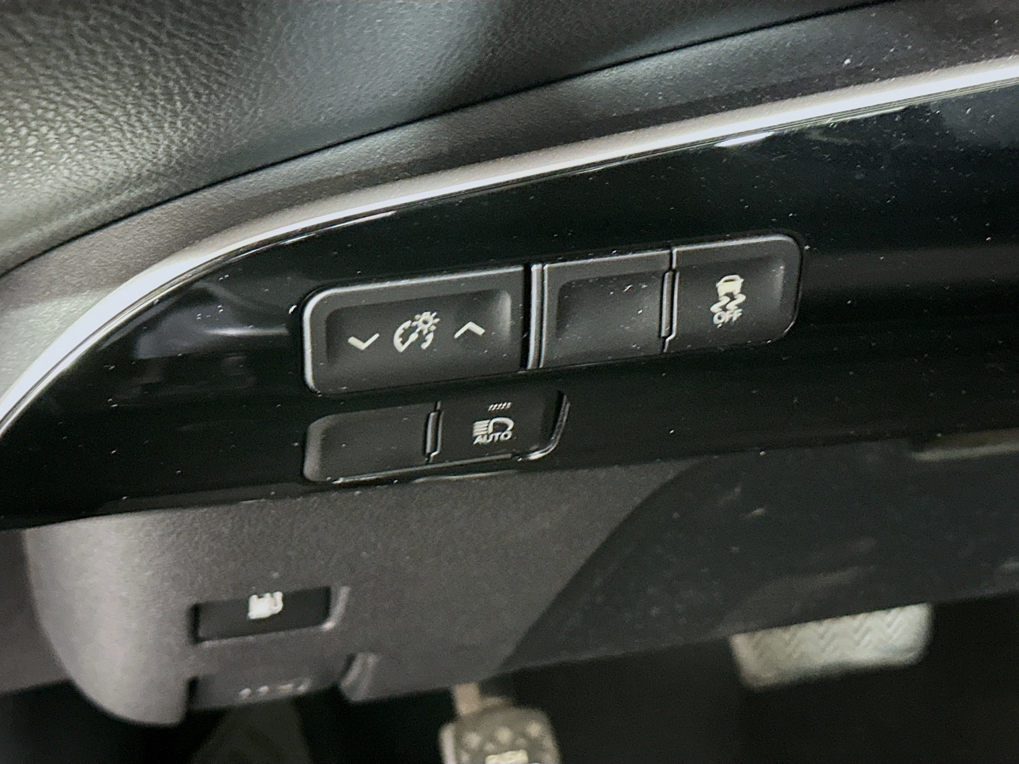 Used 2021 Toyota Prius L Eco w/ Carpet Mat Package (TMS) FWD image 16