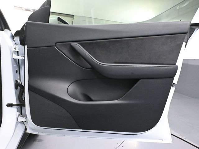 Used 2022 Tesla Model Y Long Range image 38