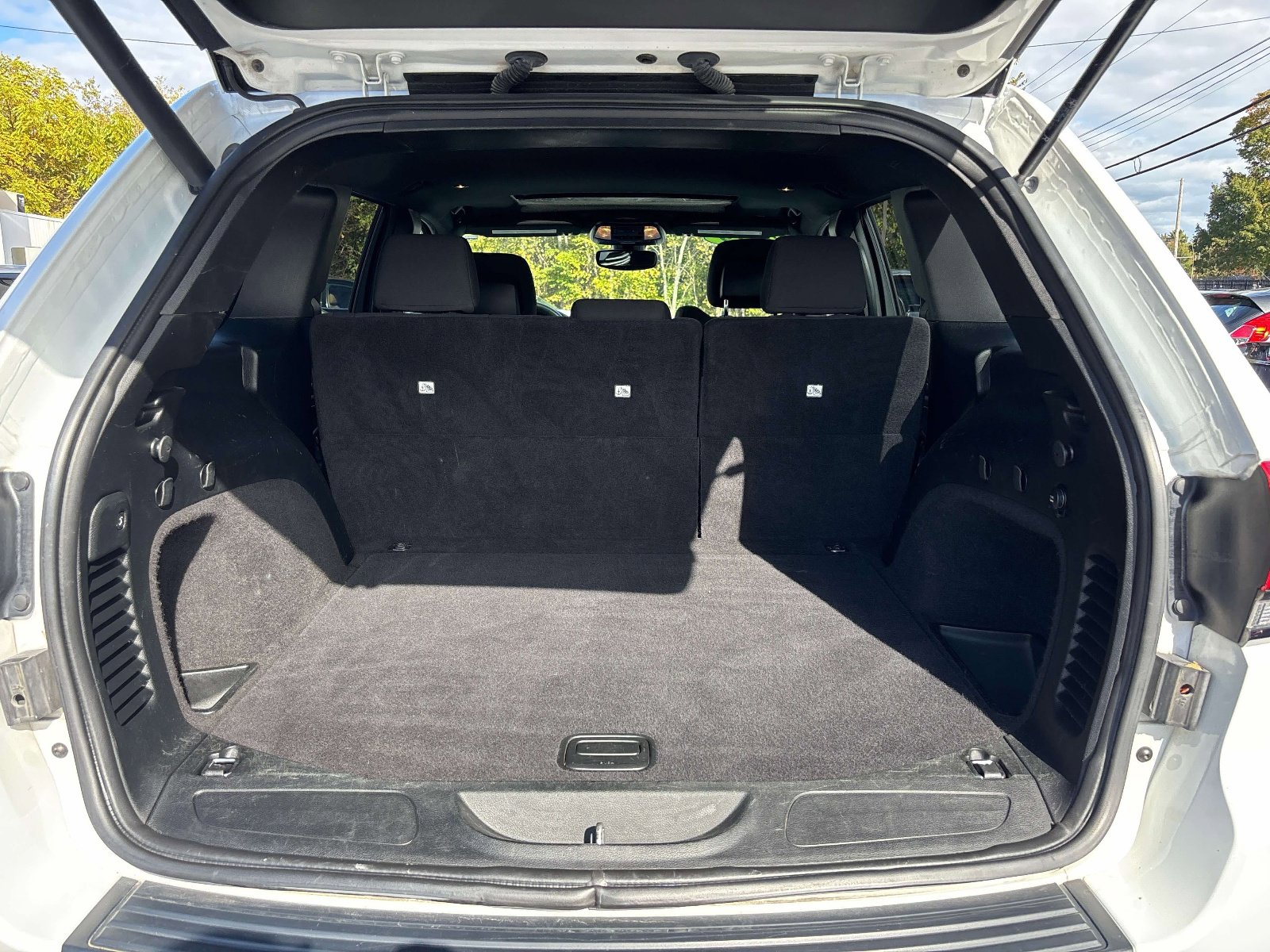 Used 2019 Jeep Grand Cherokee Laredo AWD/4WD image 12