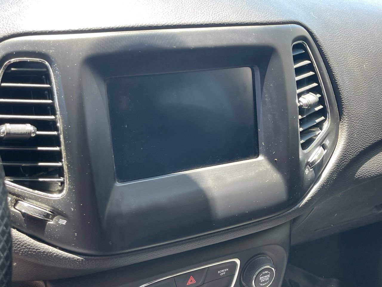 Used 2019 Jeep Compass Latitude FWD image 10