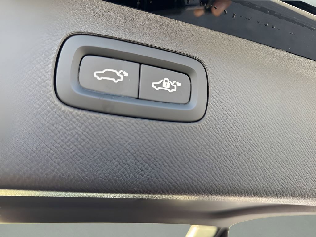 Used 2024 Volvo XC90 B6 Plus image 31